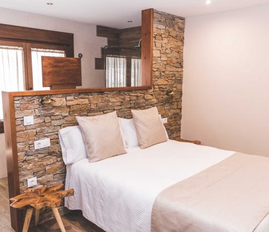 Una de las habitaciones de la casa rural "Piedra Cascabel·, en Espinosa de Henares.