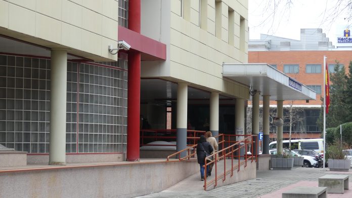 Dos mujeres, accediendo a la Comisaría de Policía de Guadalajara. (Foto: La Crónic@)
