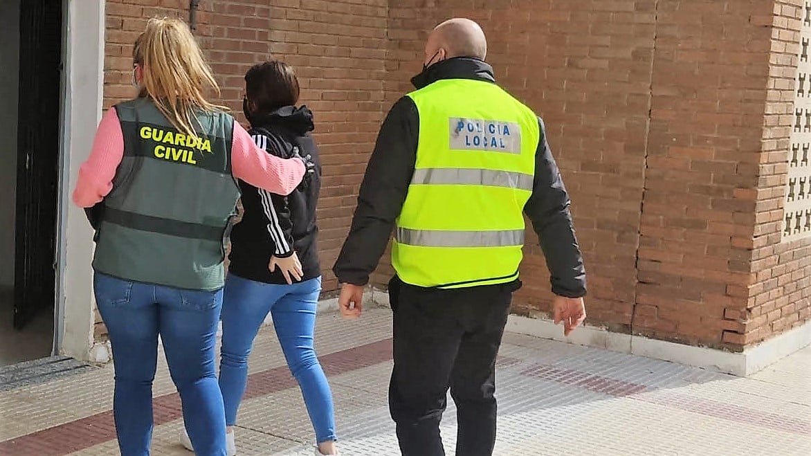 Una de las detenidas, a su llegada a dependencias policiales. (Foto: Guardia Civil)