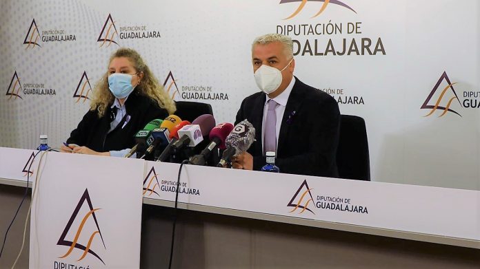 Susana Alcalde y José Luis Vega, en la rueda de prensa del 8 de marzo de 2021.
