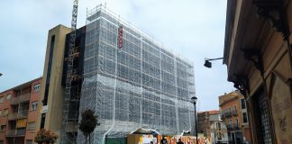 El Edificio Negro, recién recubierta su fachada por la lona blanca en esta fase de la obra. (Foto: La Crónic@)