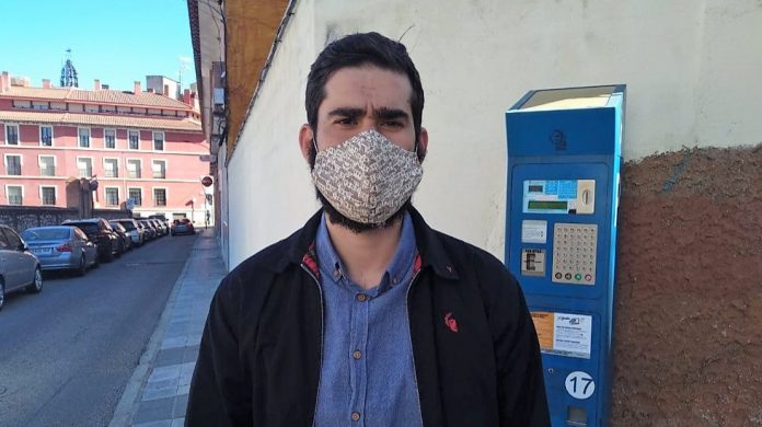 José Morales, ante un punto de pago de la zona azul de Guadalajara.