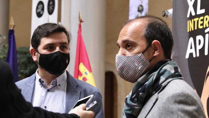 El alcalde de Pastrana y Pablo Bellido, en la visita del presidente de las Cortes a la Feria Apícola.