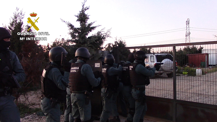 Guardias civiles en el exterior de la finca de Fuensalida (Toledo)