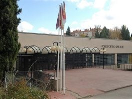 Acceso principal al Polideportivo San José, de la Diputación de Guadalajara.