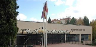 Acceso principal al Polideportivo San José, de la Diputación de Guadalajara.