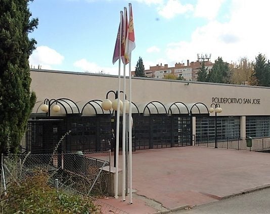Acceso principal al Polideportivo San José, de la Diputación de Guadalajara.