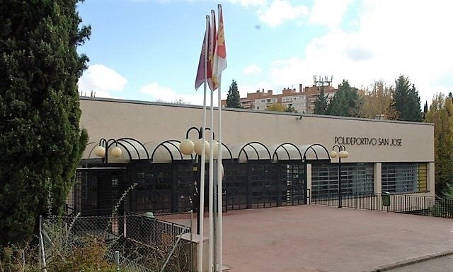 Acceso principal al Polideportivo San José, de la Diputación de Guadalajara.