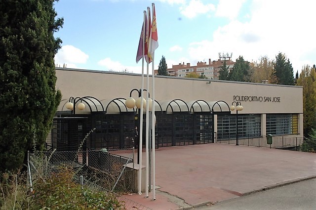 Acceso principal al Polideportivo San José, de la Diputación de Guadalajara.