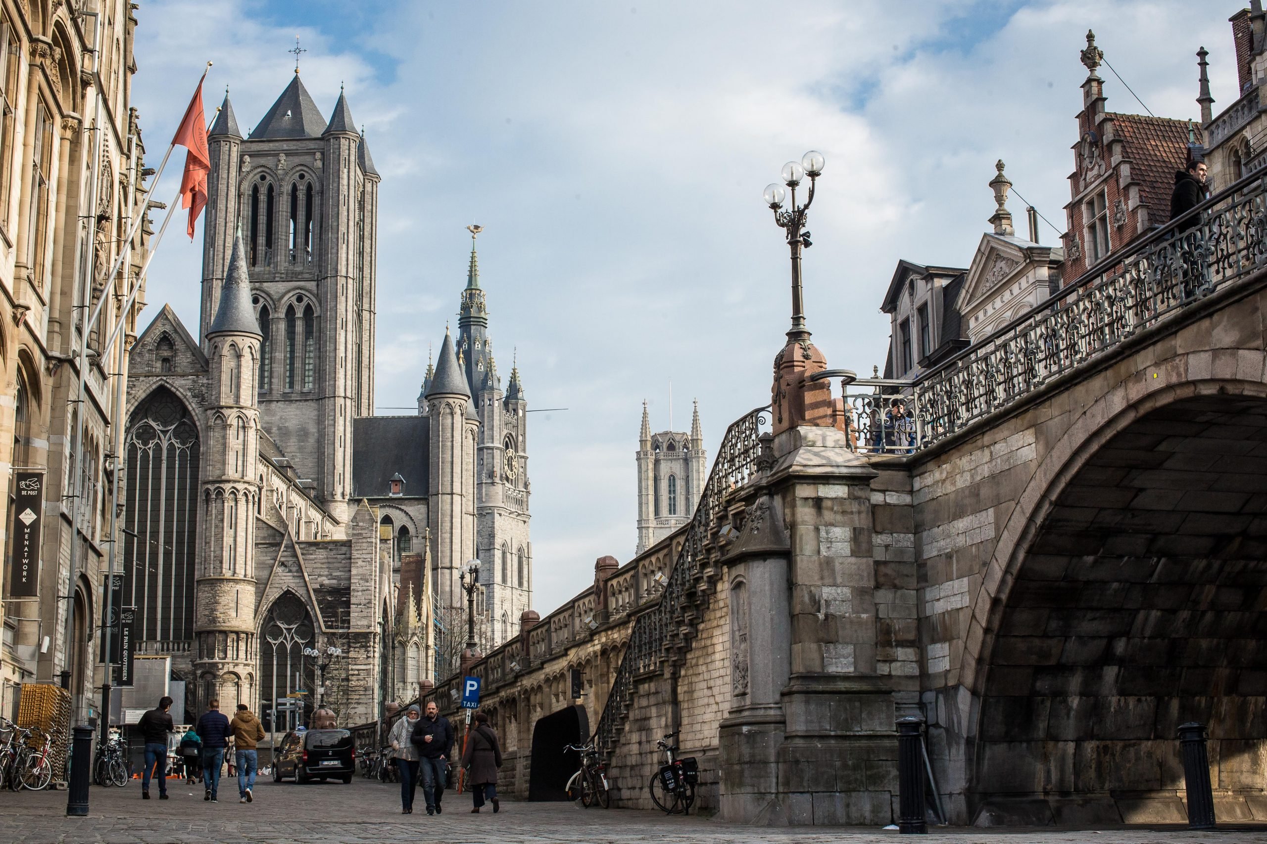 Centro de Gante, con la catedral siempre presente. (Foto: Bas Bogaerts - Visit Gent)