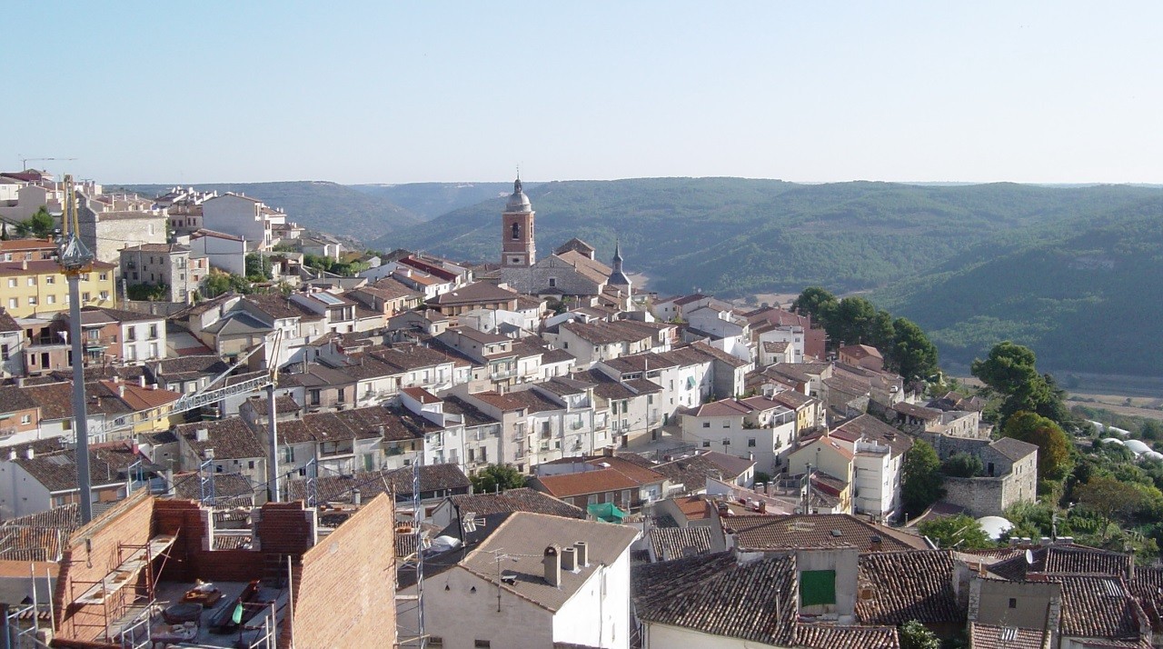 Vista del caserío de Horche asomado a la vega.