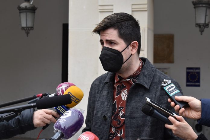 El concejal de Bienestar Social, Ignacio de la Iglesia, ante los periodistas.