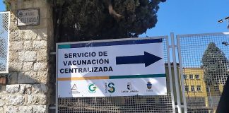 Hasta cinco instituciones se publicitan en los letreros que anuncian el Centro de Vacunación Centralizada de Guadalajara. (Foto: La Crónic@)