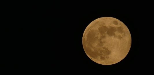 El anuncio de las nuevas medidas contra el COVID coincidió en el tiempo con una esplendorosa luna llena. (Foto: La Crónic@)