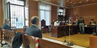 Los dos mandos policiales, justo antes del inicio del juicio en la Audiencia Provincial. (Foto: La Crónic@)