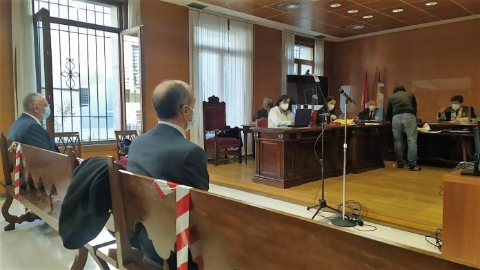 Los dos mandos policiales, justo antes del inicio del juicio en la Audiencia Provincial. (Foto: La Crónic@)