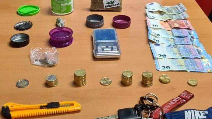 Efectos intervenidos a los tres jóvenes detenidos en Guadalajara por la Policía Nacional.