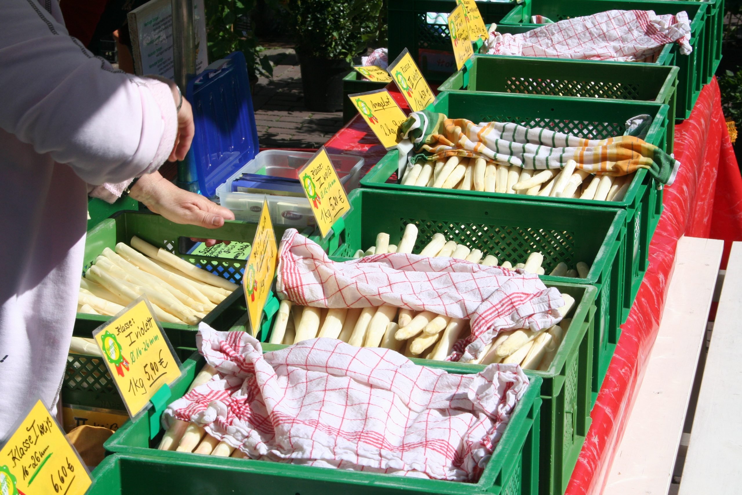 Los mercados locales dan buena cuenta de los espárragos blancos. (Foto: Ruta del espárrago de Baja Sajonia)