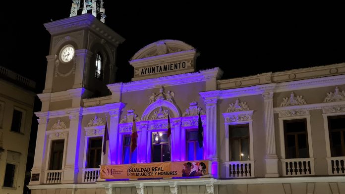 El Ayuntamiento de Guadalajara, iluminado de morado en las noches de 8 y el 9 de marzo de 2021.