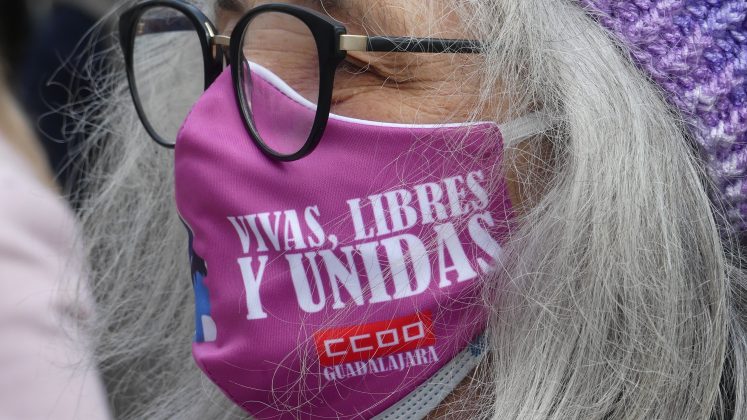 Una de las mujeres que han participado en la concentración de UGT y CCOO en Guadalajara por el 8M en 2021. (Foto: La Crónic@)