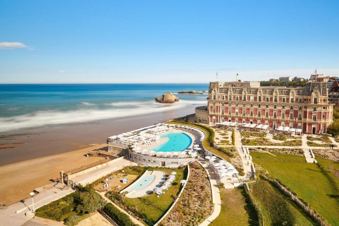 Vista general del Hôtel du Palais, en Biarritz, que vuelve a la actividad desde el 26 de marzo de 2021.