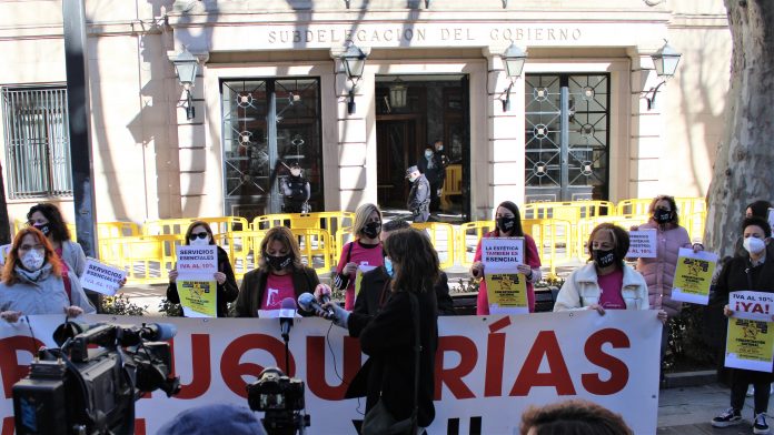 Responsables de peluquerías y centros de estética protestan en Guadalajara el 22 de marzo de 2021.