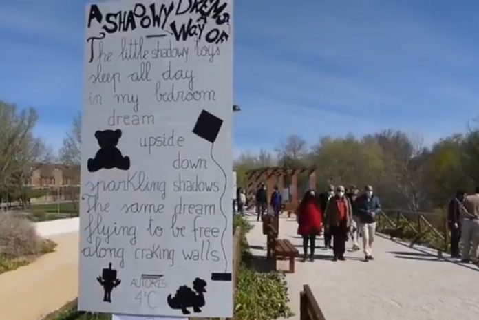 Para entender alguna de las poesías es conveniente saber inglés, aunque sea a nivel básico.