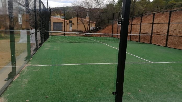 Pista de pádel en Huetos, financiada por FADETA.
