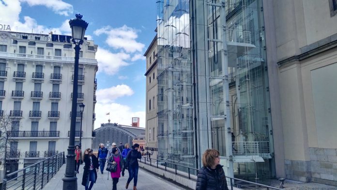 Turistas a las puertas del Museo Reina Sofía, en Madrid, antes de la pandemia. (Foto: La Crónic@)