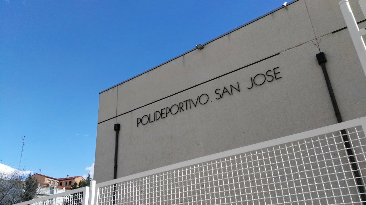 Exterior del polideportivo San José. (Foto: La Crónic@)