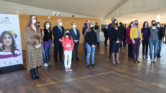 Algunos de los asistentes al acto oficial del 8M de 2021 organizado por el Ayuntamiento de Guadalajara.