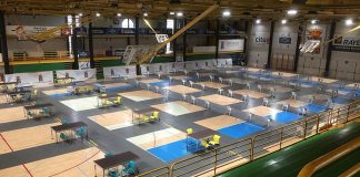 Puestos de vacunación ya instalados en el Polideportivo San José el 18 de marzo de 2021. (Foto: J.G. / La Crónic@)