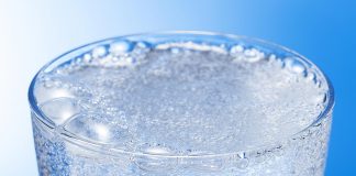 Vaso de agua con gas.