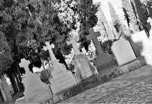 ¿Morirse es demasiado fácil en Castilla-La Mancha? Algo así sostiene Vox Sepulturas en el cementerio de Guadalajara, el 4 de abril de 2021. (Foto: La Crónic@)
