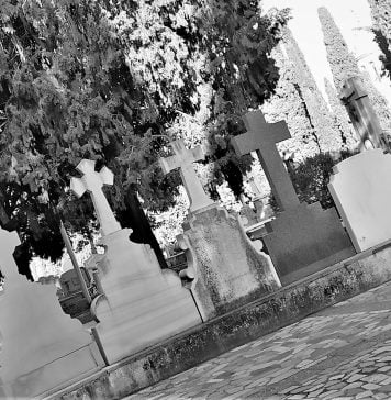 ¿Morirse es demasiado fácil en Castilla-La Mancha? Algo así sostiene Vox Sepulturas en el cementerio de Guadalajara, el 4 de abril de 2021. (Foto: La Crónic@)