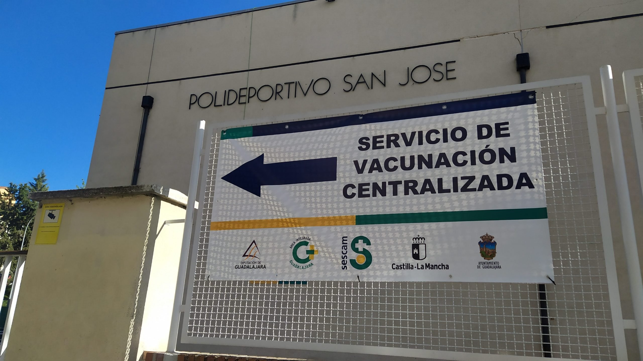 Centro de Vacunación Centralizada de Guadalajara, en el polideportivo "San José", con sus puertas cerradas por la falta de vacunas el 12 de abril de 2021. (Foto: La Crónic@)