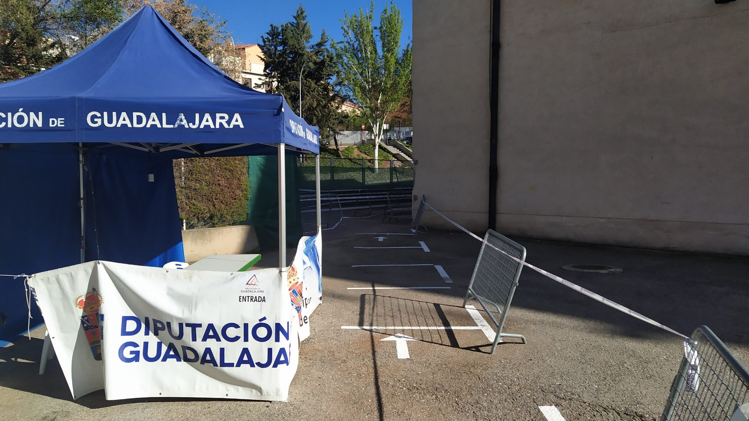 Acceso, vacío, al centro de vacunación teóricamente masiva de Guadalajara. (Foto: La Crónic@)
