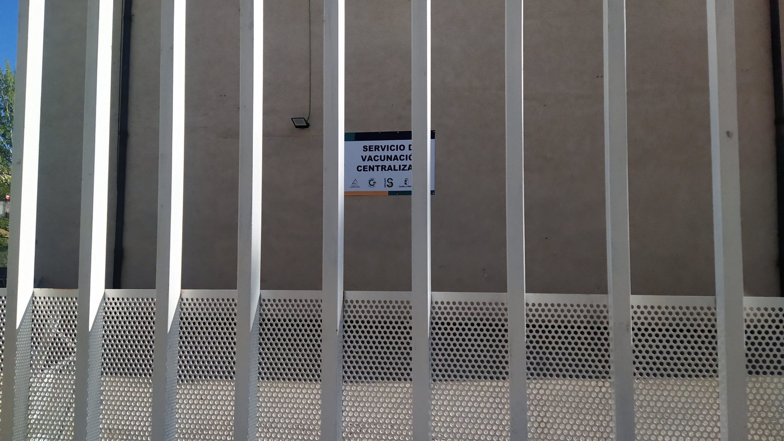 Centro de Vacunación Centralizada de Guadalajara, en el polideportivo "San José", con sus puertas cerradas por la falta de vacunas el 12 de abril de 2021. (Foto: La Crónic@)
