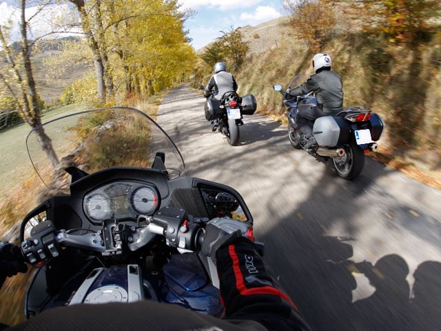 Motos circulando en grupo por una carretera española.