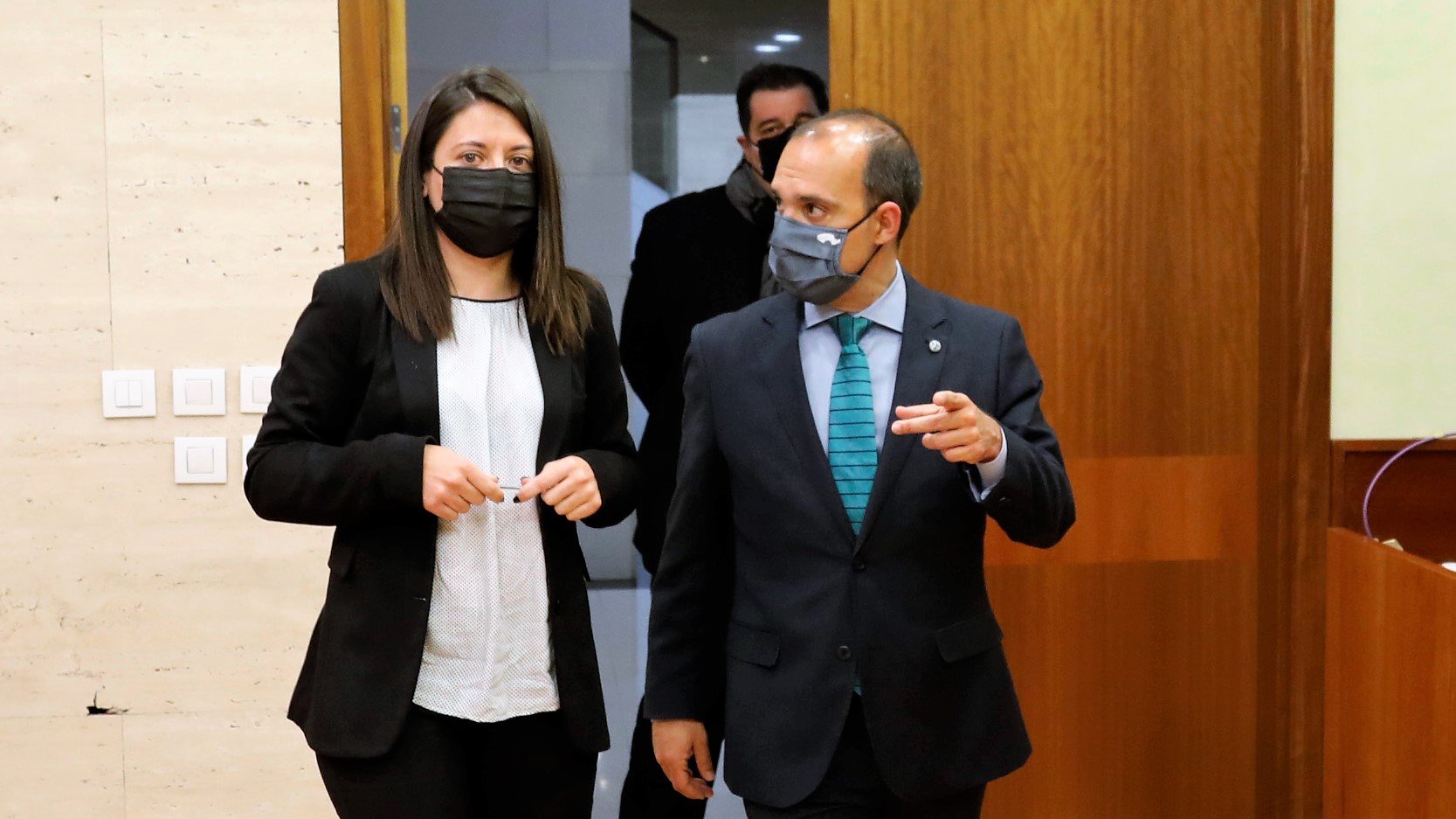 Bellido ha acompañado a García Torijano a su primera comparecencia en comisión como consejera de Bienestar Social. Bellido ha acompañado a García Torijano a su primera comparecencia en comisión como consejera de Bienestar Social.