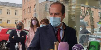 El alcalde de Guadalajara, Alberto Rojo, atiende a los medios el 22 de abril de 2021.