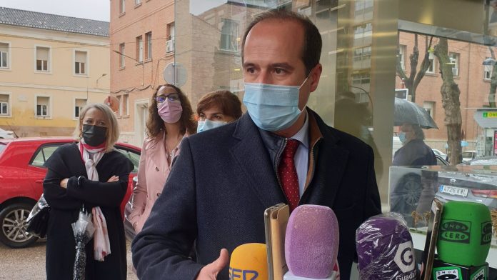 El alcalde de Guadalajara, Alberto Rojo, atiende a los medios el 22 de abril de 2021.