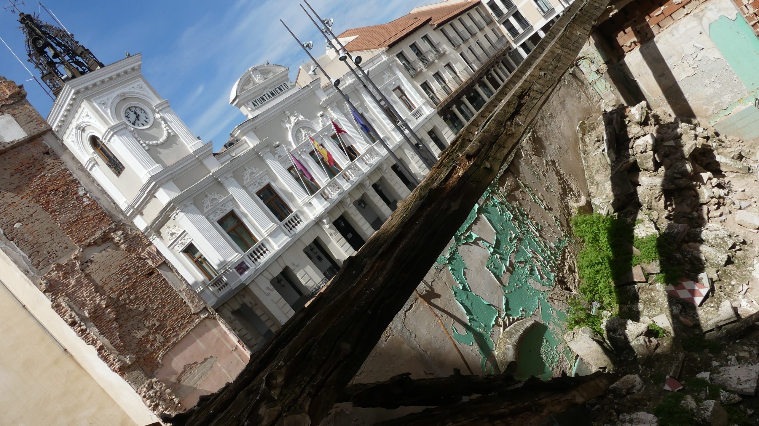 Fachada del Ayuntamiento de Guadalajara desde el solar existente en la Plaza Mayor. (Foto: A. González / La Crónic@)