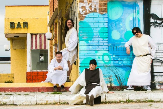 La Banda del Capitán Inhumano ante un restaurante cerrado y abandonado, en una imagen promocional.