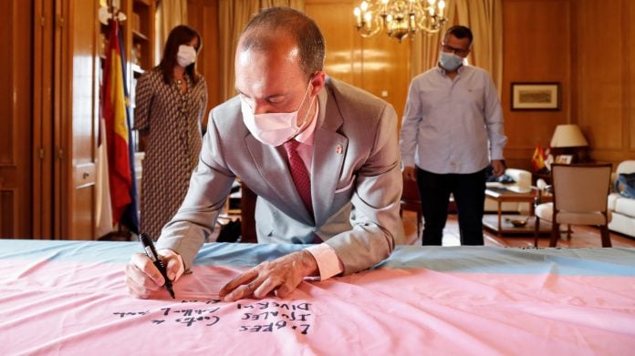 Bellido firma en la bandera 