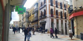 Calle Mayor de Guadalajara, en el primer día tras levantarse algunas de las restricciones por el COVID, en abril de 2021. (Foto: La Crónic@)