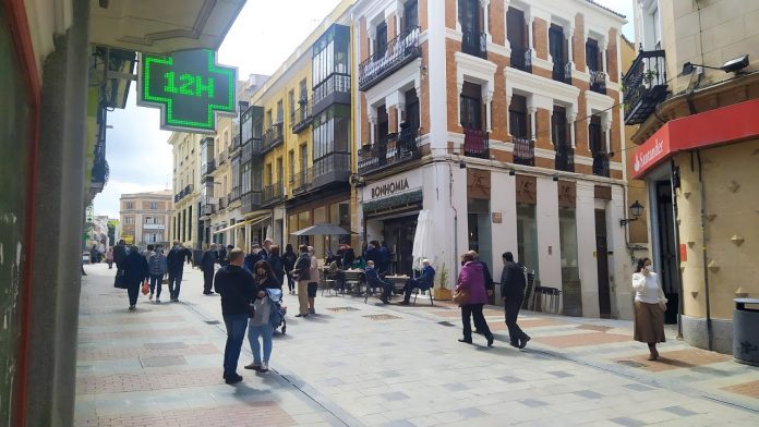 Calle Mayor de Guadalajara, en el primer día tras levantarse algunas de las restricciones por el COVID, en abril de 2021. (Foto: La Crónic@)