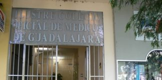 Entrada a la sede del Colegio de Médicos de Guadalajara, en la Avenida del Ejército.