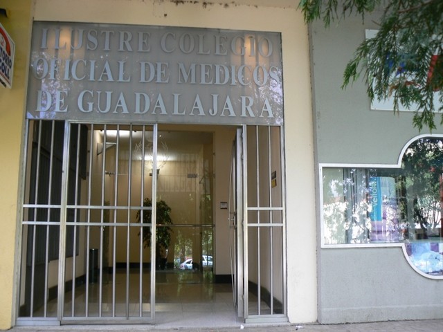Entrada a la sede del Colegio de Médicos de Guadalajara, en la Avenida del Ejército.