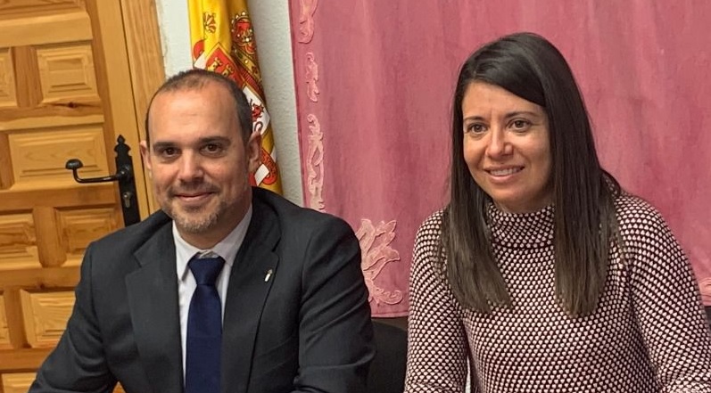 Con Pablo Bellido, su secretario provincial en el PSOE de Guadalajara, en un acto en el Ayuntamiento de Torrejón del Rey.